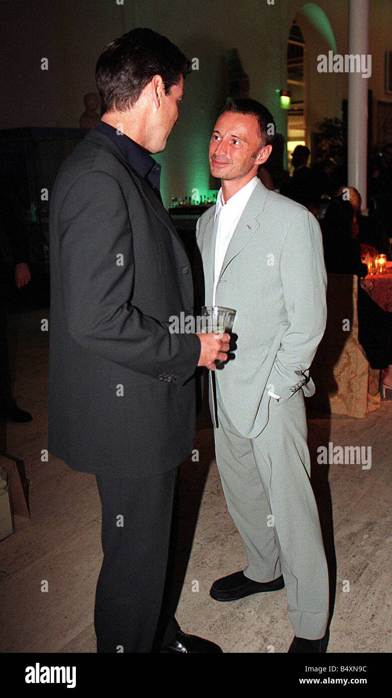 Actor Pierce Brosnan August 1999 with Robert Carlyle at the premiere party in Edinburgh at launch of Thomas Crown Affair Stock Photo