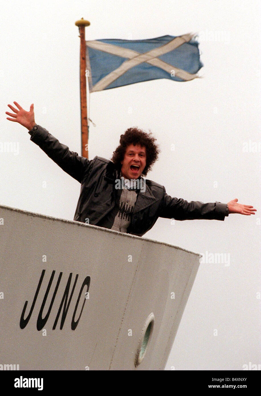LEO SAYER ABOARD THE CAL MAC ROTHESAY FERRY JUNO AT WEMYSS BAY ON HIS WAY TO A CHARITY CONCERT Stock Photo