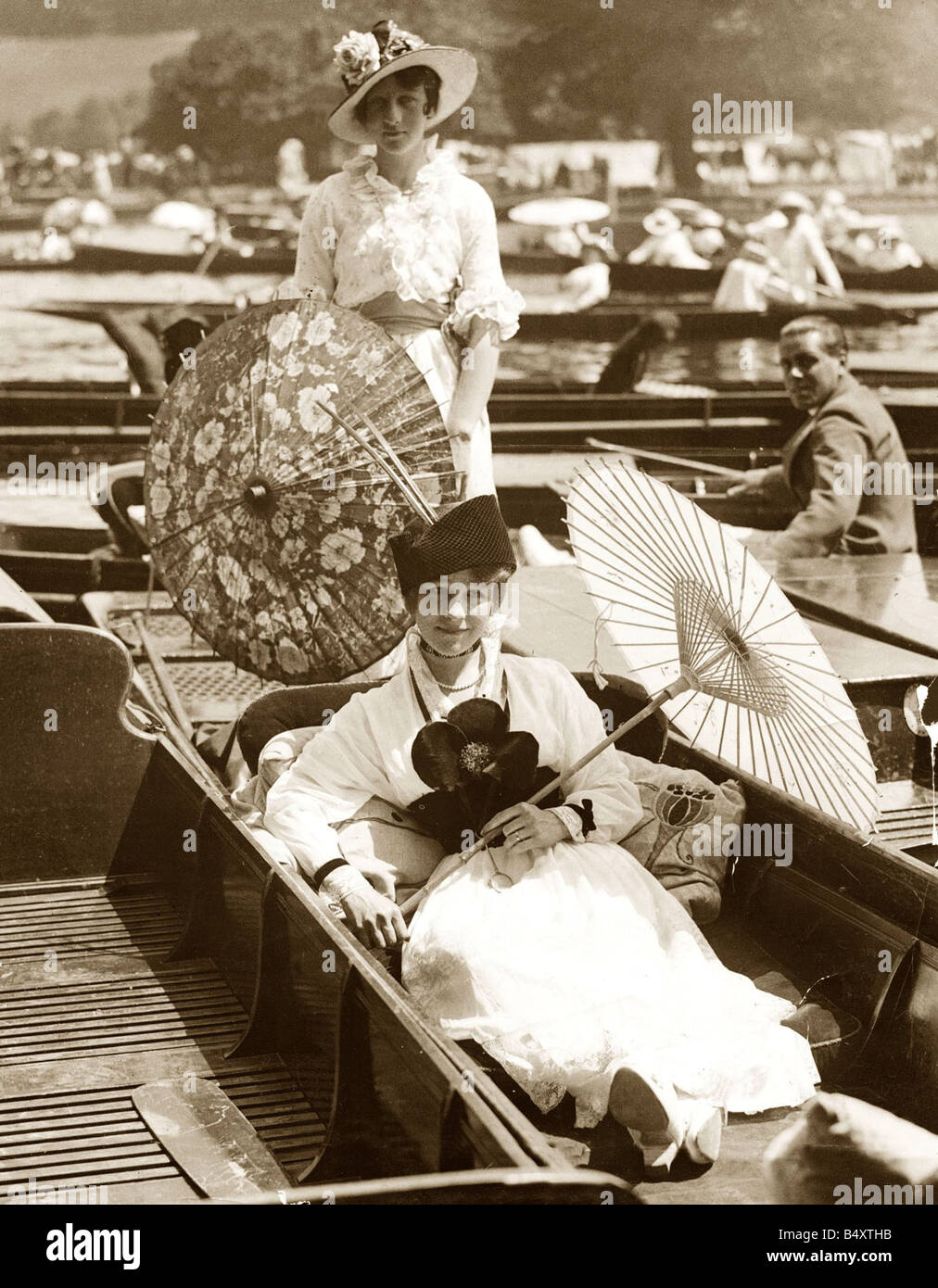 Two edwardian ladies enjoying the sun and the river at the Henley Regatta  Women Dress Parasol Sitting in punt Stock Photo - Alamy