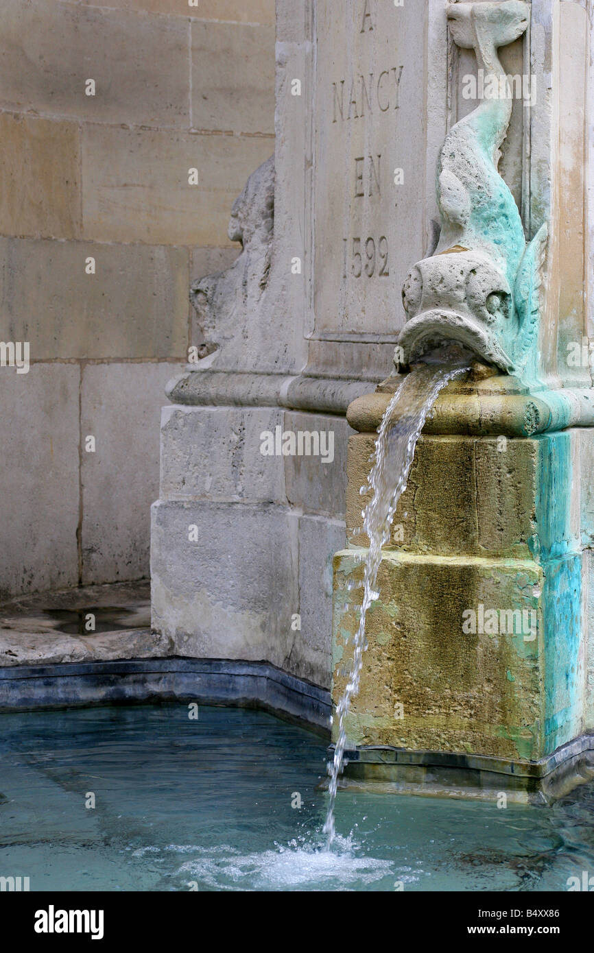 Fountain with wall in background Stock Photo - Alamy