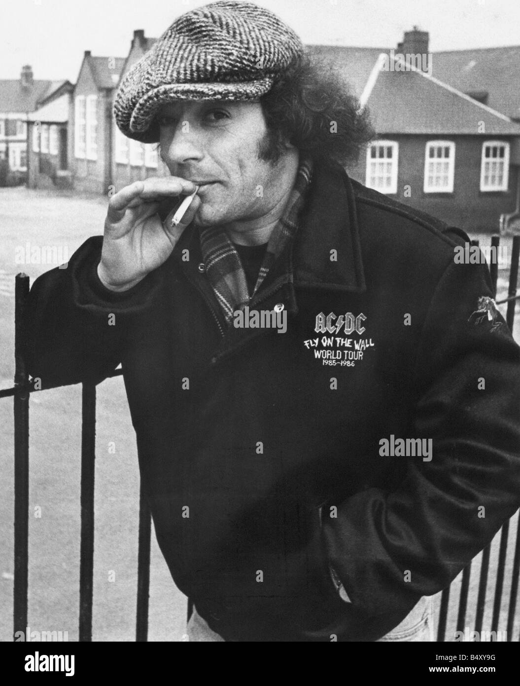 Brian Johnson lead singer of the rock group AC DC returns to old school Dunston Hill Infants and Juniors and visits to smokers corner 10 01 86 Stock Photo