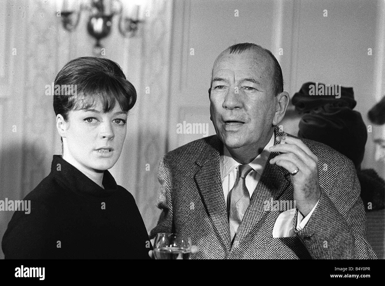 Noel Coward and Maggie Smith 1964 Louise Parnell Lyne Redgrave Jan Winters Jan Waters Play Hay Fever at the Opra House and Play Stock Photo