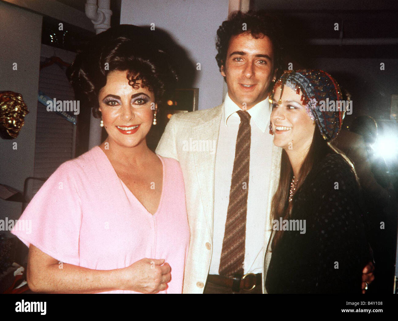 https://c8.alamy.com/comp/B4Y108/elizabeth-taylor-june-1981-with-son-christopher-wilding-and-aileen-B4Y108.jpg