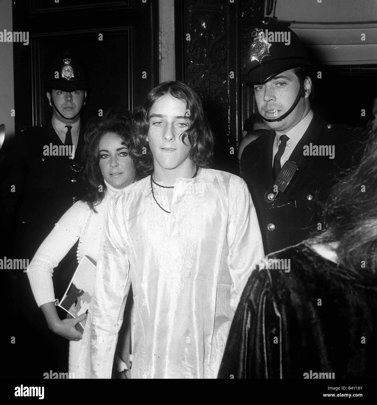 Elizabeth Taylor Oct 1970 and Richard Burton attens Liz s son Michael  Wilding Jnr s 18 Wedding to Beth Clutter 19 Dame Elizabeth Taylor  Collection Stock Photo - Alamy