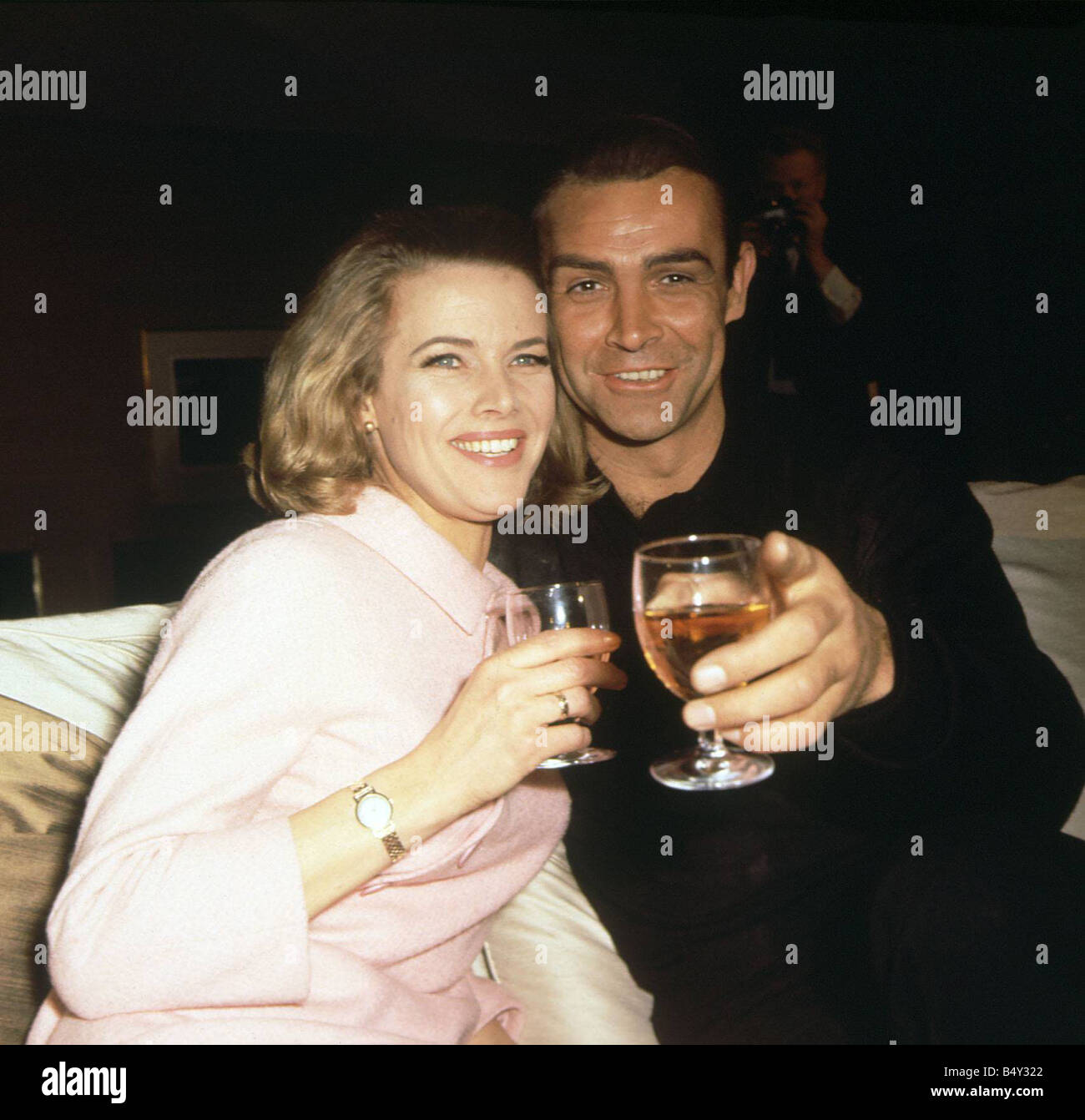 Sean Connery and Honor Blackman enjoy a drink Stock Photo