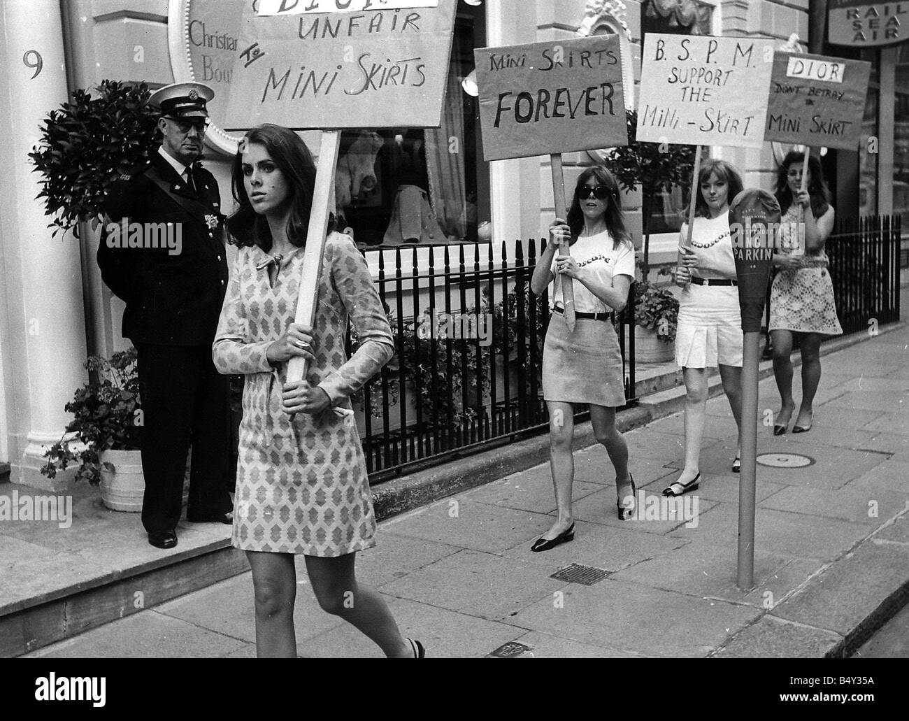 Mini skirts 1960s hi-res stock photography and images - Alamy