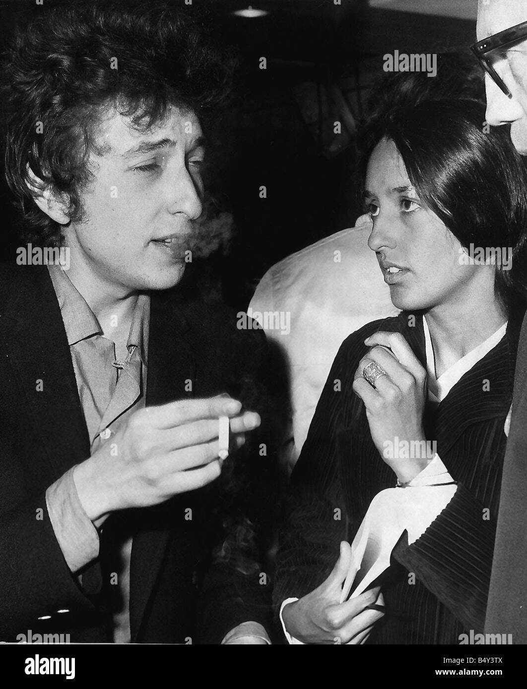 Bob Dylan American Folk Singer arriving at Heathrow Airport with his Girlfriend Joan Baez American folk singer famous for protest songs anti Vietnam war Stock Photo