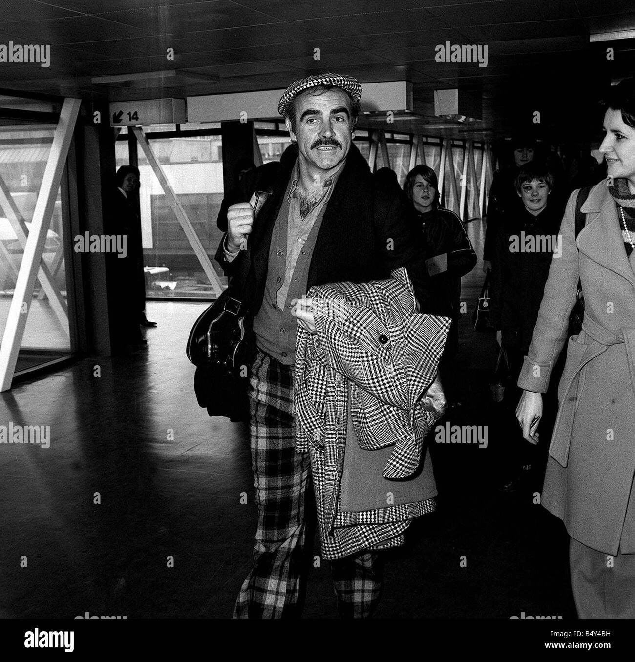 Sean Connery leaving Heathrow airport for Oslo where he is to play the part  of an airport security officer in a new film Stock Photo - Alamy
