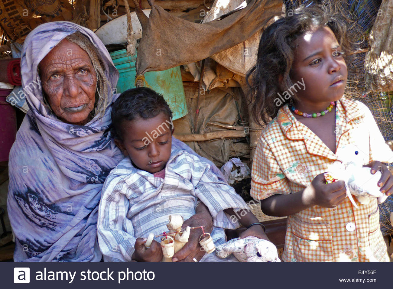 elderly-woman-with-childrenbayda-desertnubiasudannorth-africa-B4Y56F.jpg