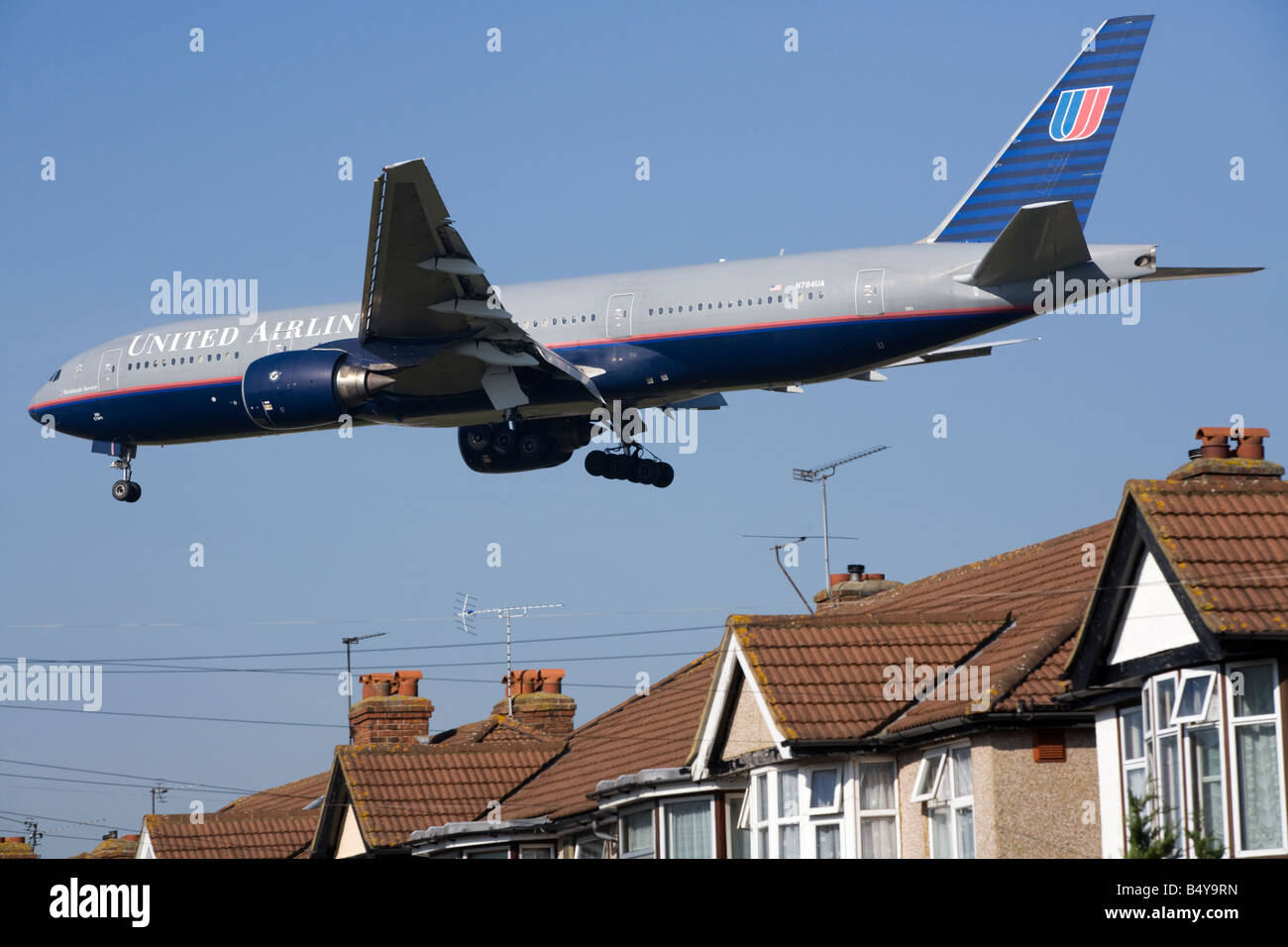 United Airlines N784UA Boeing 777222(ER) approaching Heathrow airport