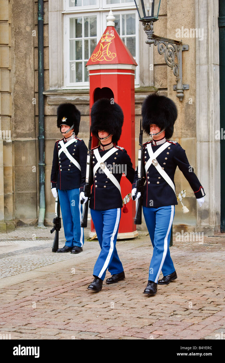 indstudering Peer Fabel Changing of the Guard at Amalienborg Palace the royal residence in København  Copenhagen Stock Photo - Alamy