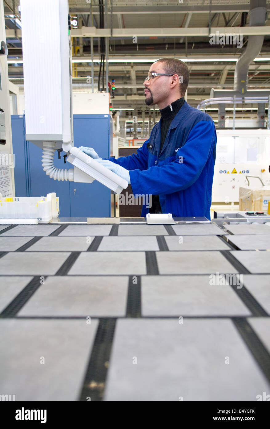 SCHOTT Solar AG production of solar cells Worker controlling the production process of the wafers at a computer Stock Photo