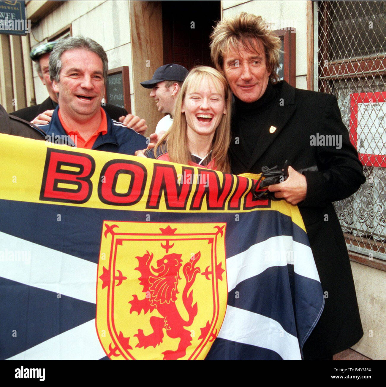 Rod Stewart in Paisley Scotland November 1999 outside pub in paisley with unnamed female fan Stock Photo