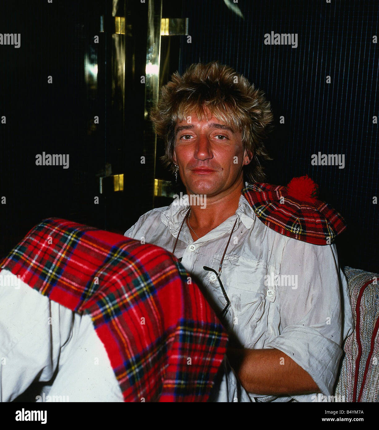 Rod Stewart singer May 1986 tartan blancket covering his legs tammy hat bunnet on his shoulder Stock Photo