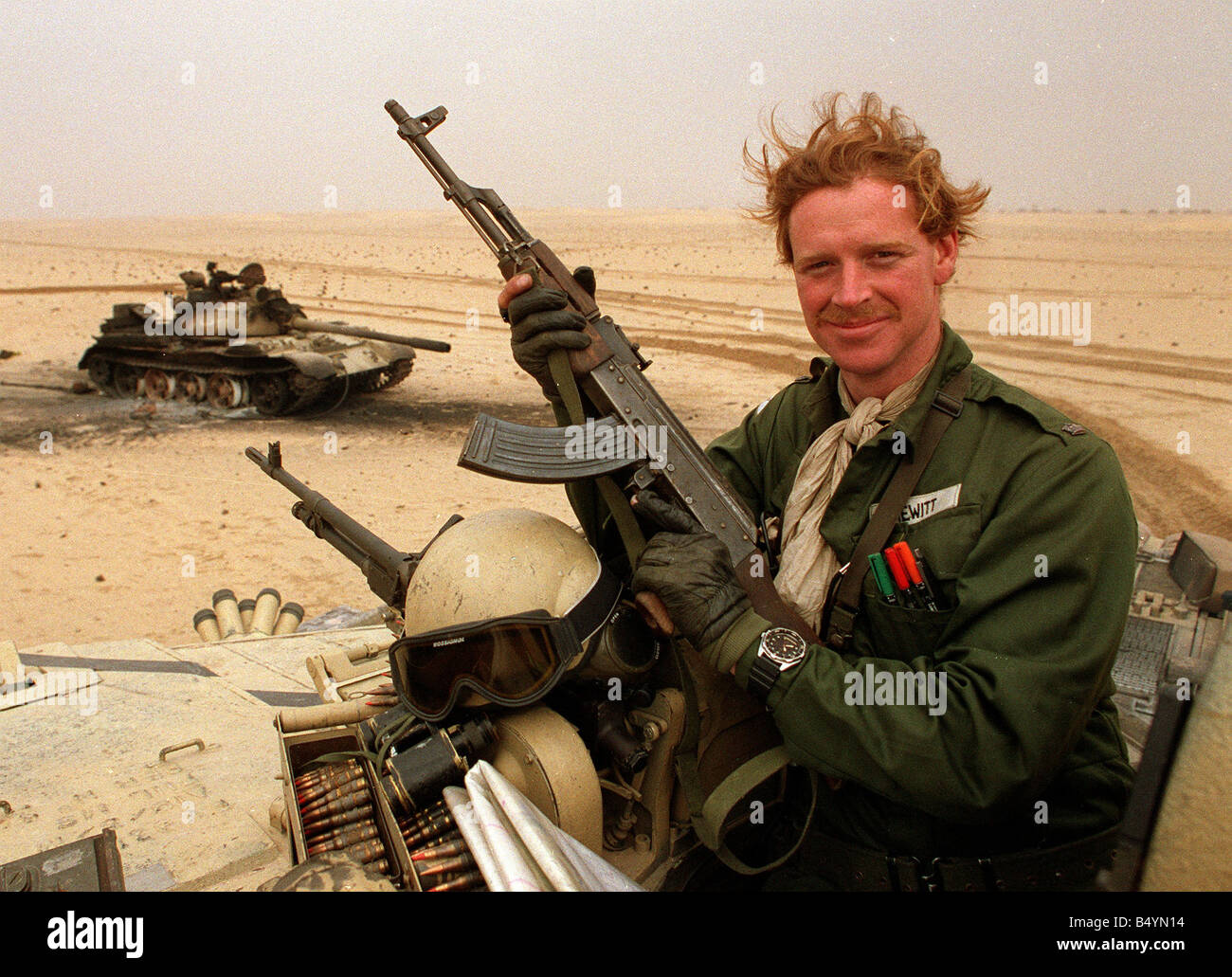 major james hewitt holding a captured iraqi rifle during the gulf war 1991 Stock Photo