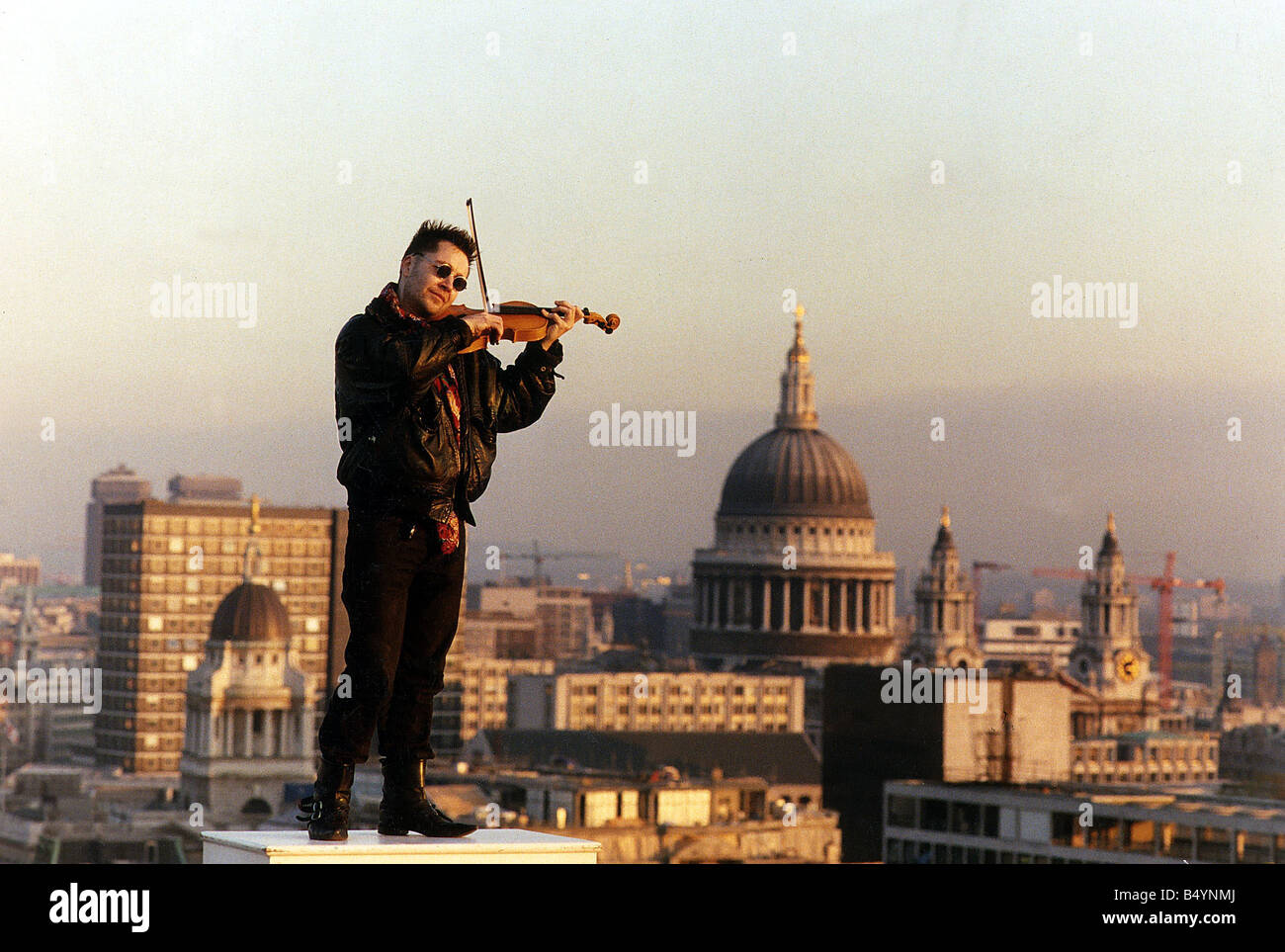 Nigel Kennedy the violinist playing his violin overlooking London Stock Photo