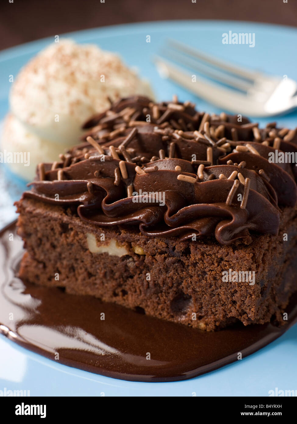 Chocolate Fudge Brownie With Chocolate Fudge Sauce And Cream Stock Photo