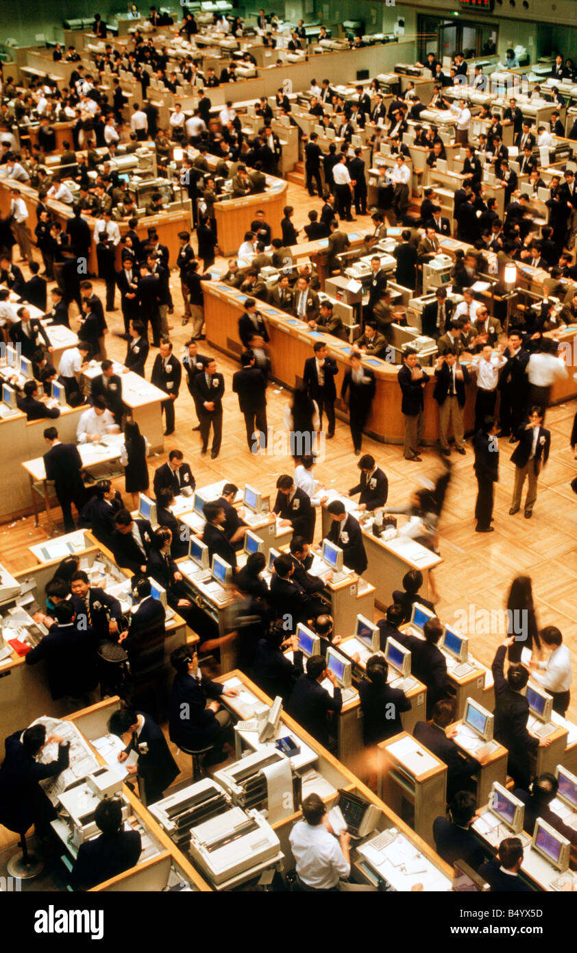 Brokers standing on floor of Tokyo Stock Exchange Stock Photo