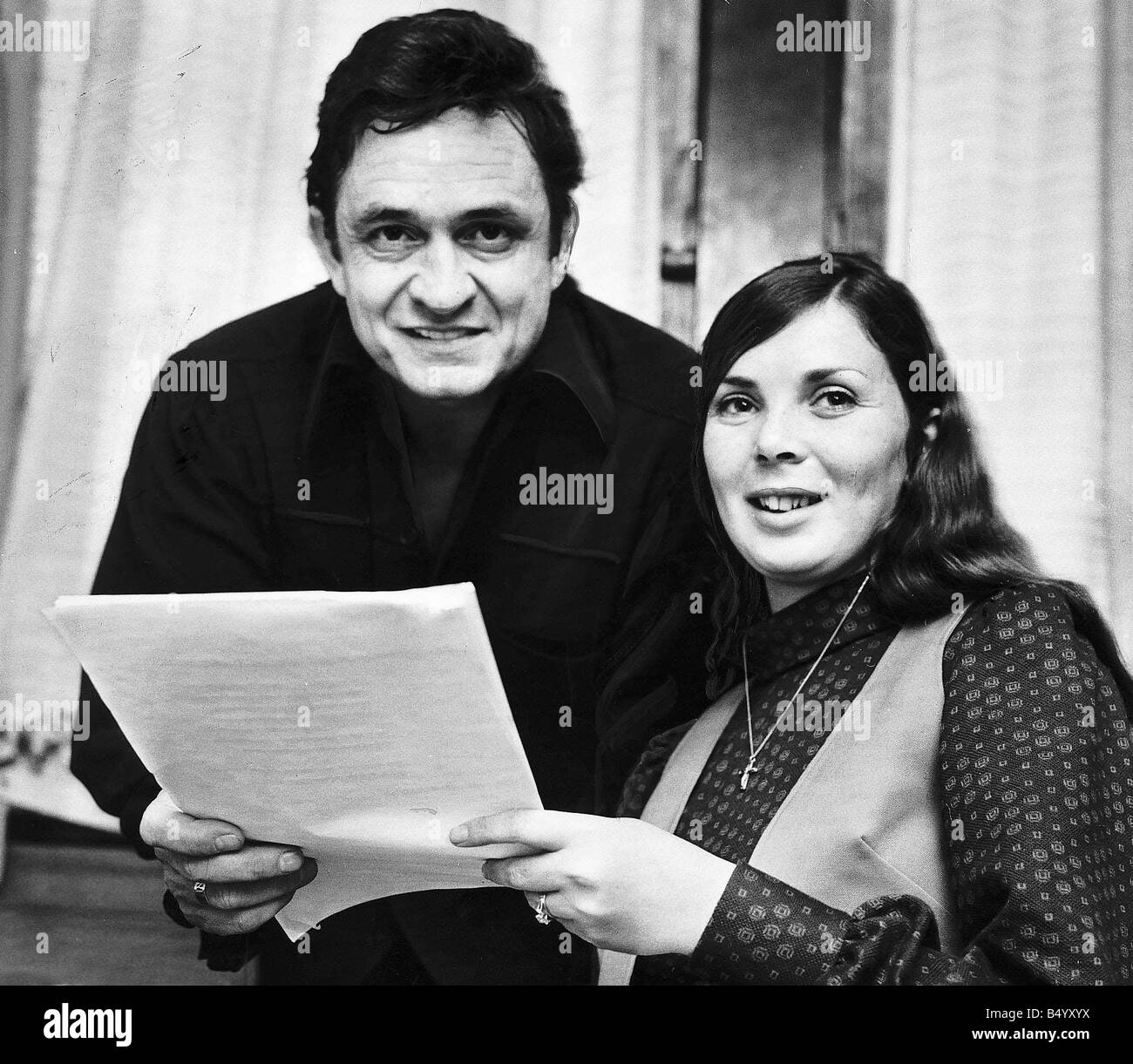 Johnny Cash country singer with Glasgow girl Sadie Deigan Stock Photo