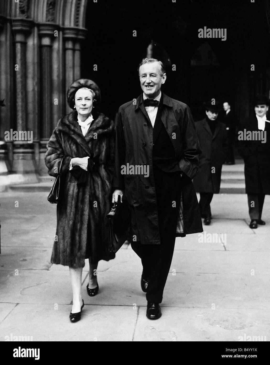 Ian Fleming author and wife outside law courts 1963 Stock Photo