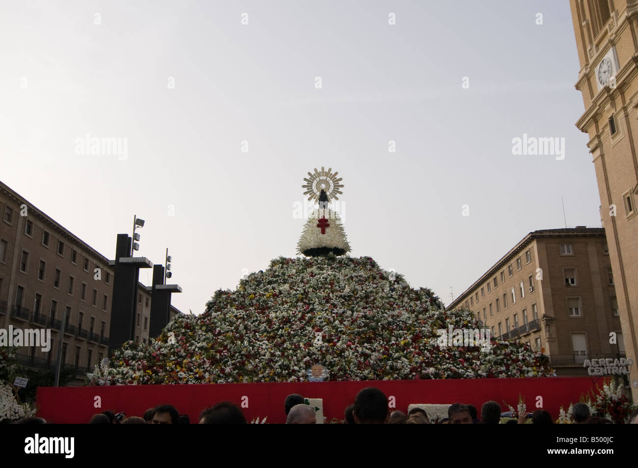 Offering to the Virgen del Pilar, in celebration of Spanishness Day Stock  Photo - Alamy