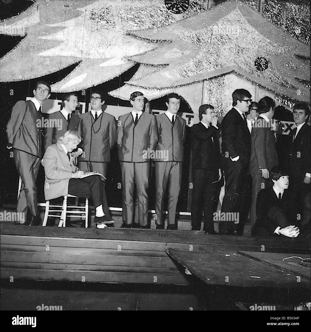 Beatles files 1964 Jimmy Saville with Freddie and the dreamers during preparations for christmas show Stock Photo