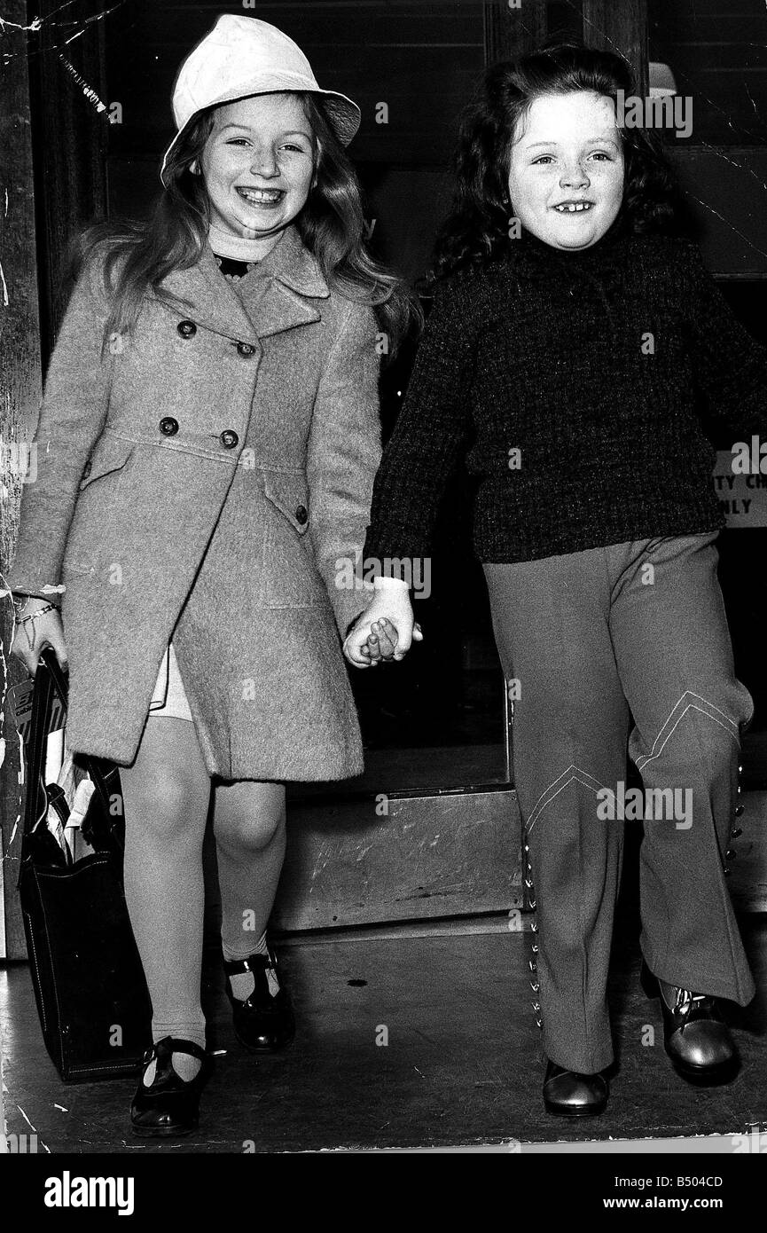 Lena Zavaroni with sister Carla hat coat hand in hand Stock Photo