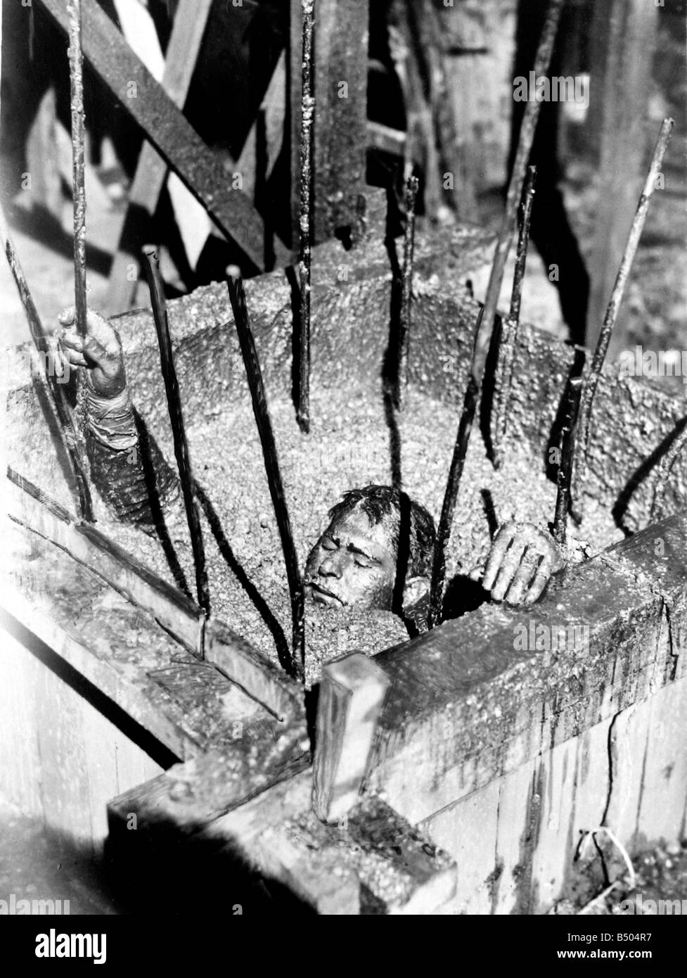 Sam Wanamaker buried in liquid concrete for the filming of 'Give Us This Day'.&#13;&#10;1949&#13;&#10;A018822/1 Stock Photo