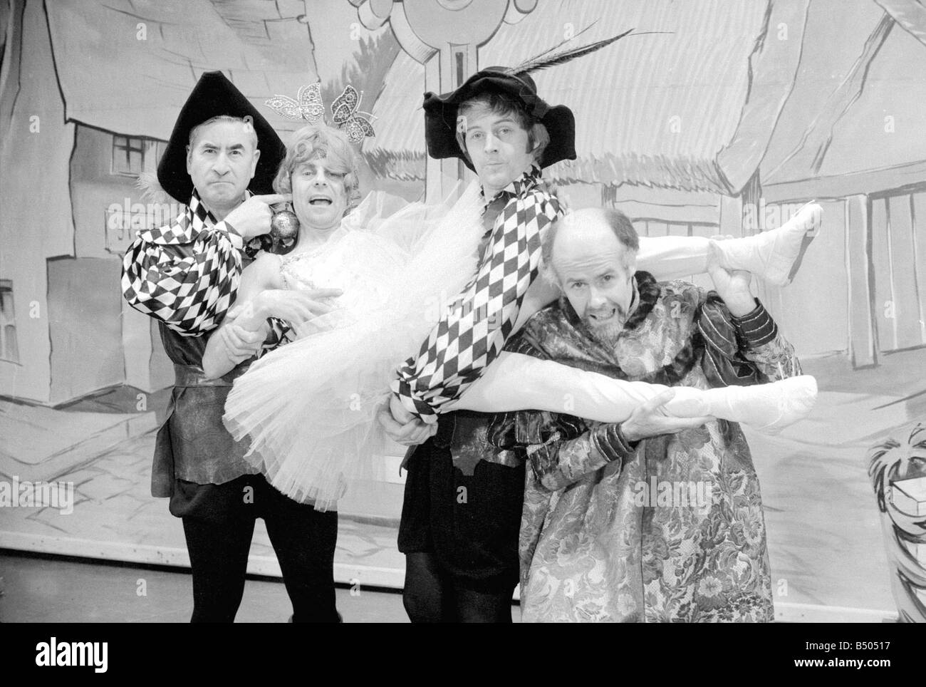 Ivan Dixon sits at a bar with Gloria Foster and Julius Harris in a... News  Photo - Getty Images, image size:1300x964