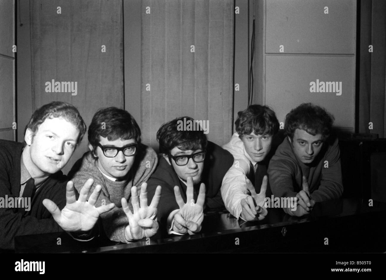 Pop group Manfred Mann recording at the EMI recording studio in 1964 Stock Photo