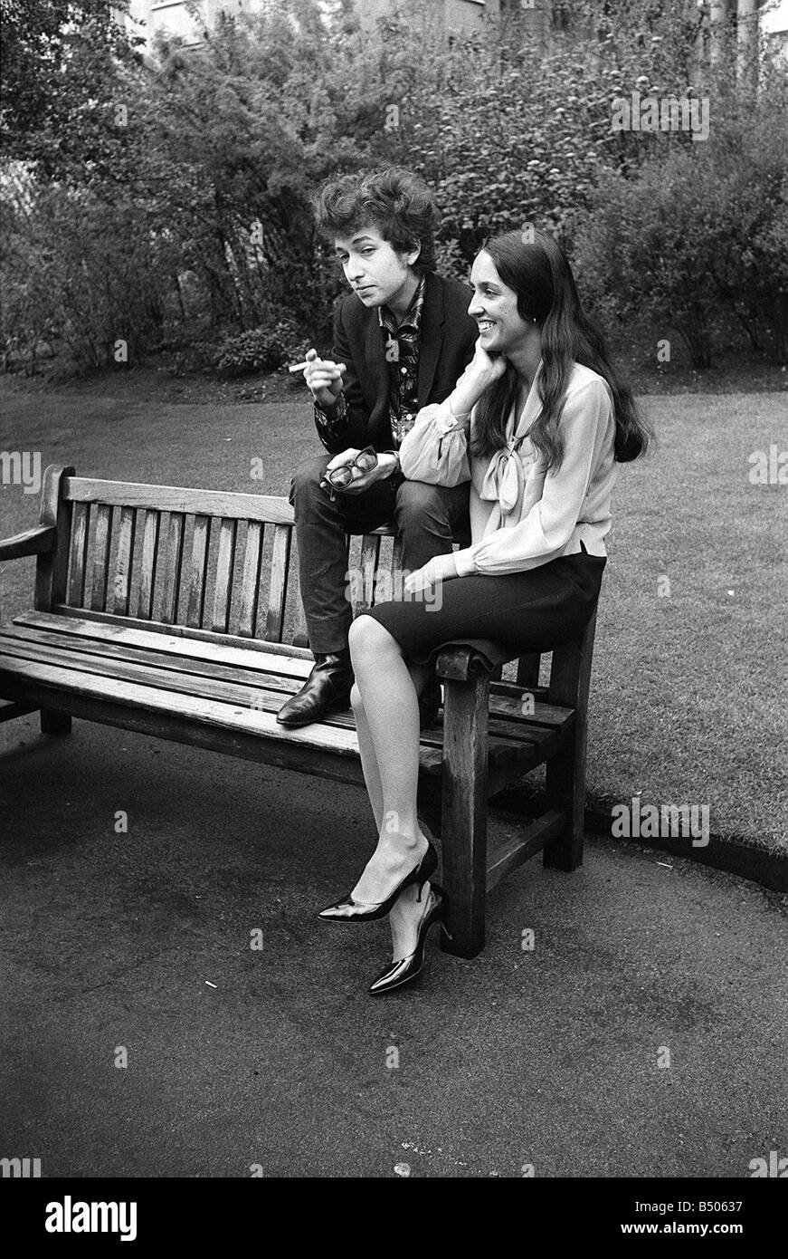 Bob Dylan and Joan Baez in the Savoy Gardens April 1965 on the Thames embankment Swinging Sixties Stock Photo