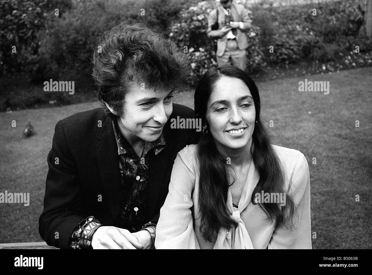 Joan Baez Bob Dylan The Poet S Poet Queen Of Folk Joan Baez And Bob Dylan The Economic Times