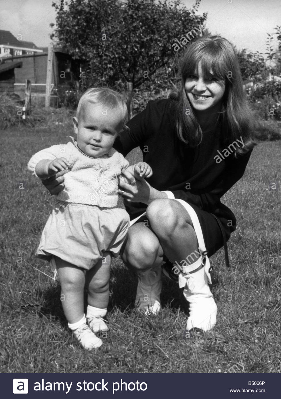 Linda Lawrence with son Julian August 1969 at their home in Woodley ...