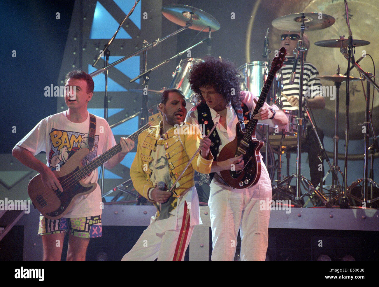 QUEEN FREDDIE MERCURY ON STAGE SINGING WITH THE BANDS GUITARIST PUBLICITY PHOTO 