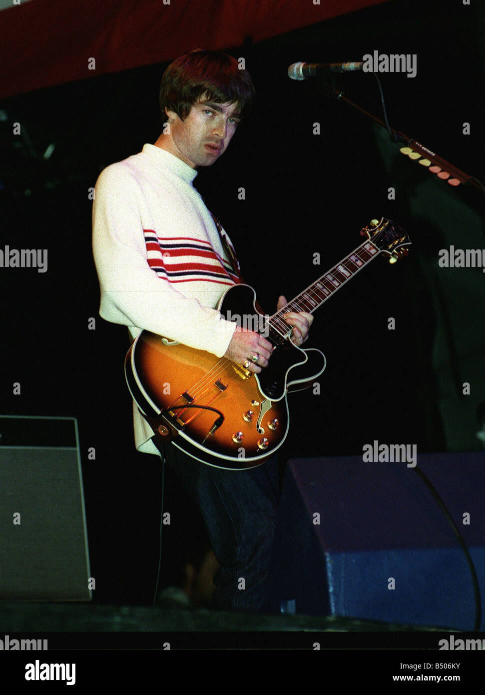 Noel Gallagher of Oasis singing at their Knebworth concert Stock Photo