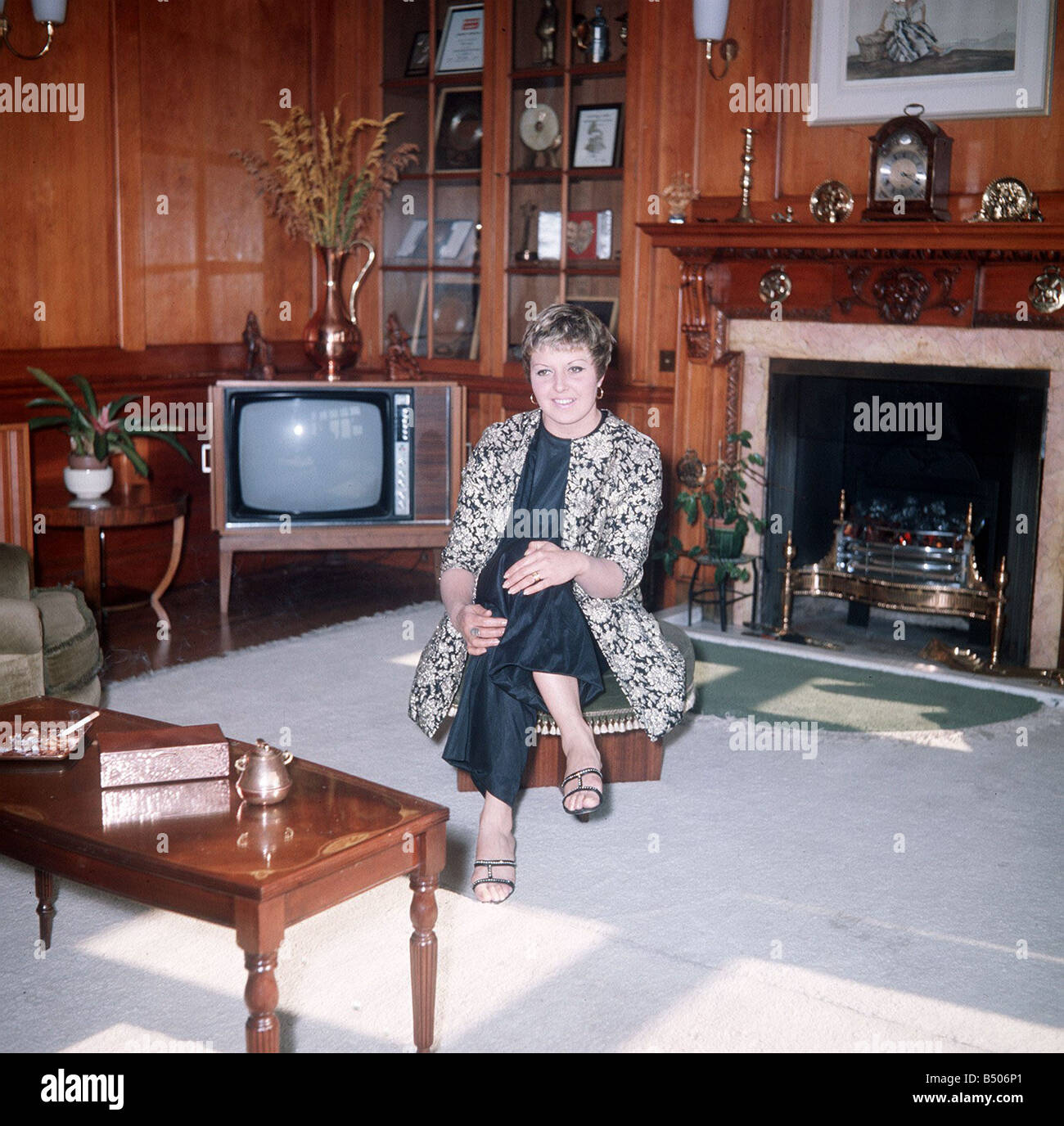 Linda Jones wife of Singer Tom Jones sitting down in the living room at their home Stock Photo