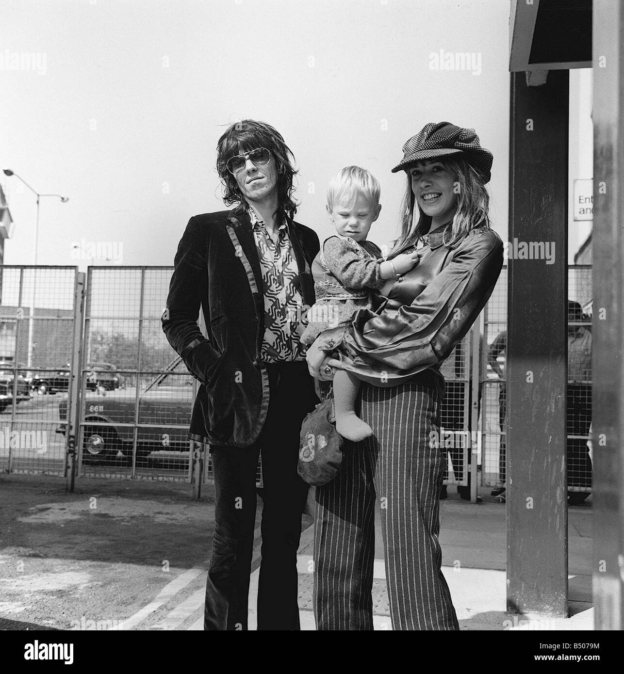 Rolling Stones Keith Richards with Anita Pallenberg and their son Marlon at Heathrow Airport Stock Photo