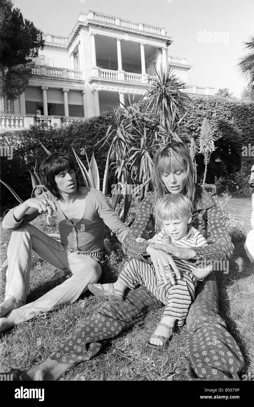 The Rolling Stones Keith Richards at home with girlfriend Anita Pallenberg with their son Marlon Stock Photo