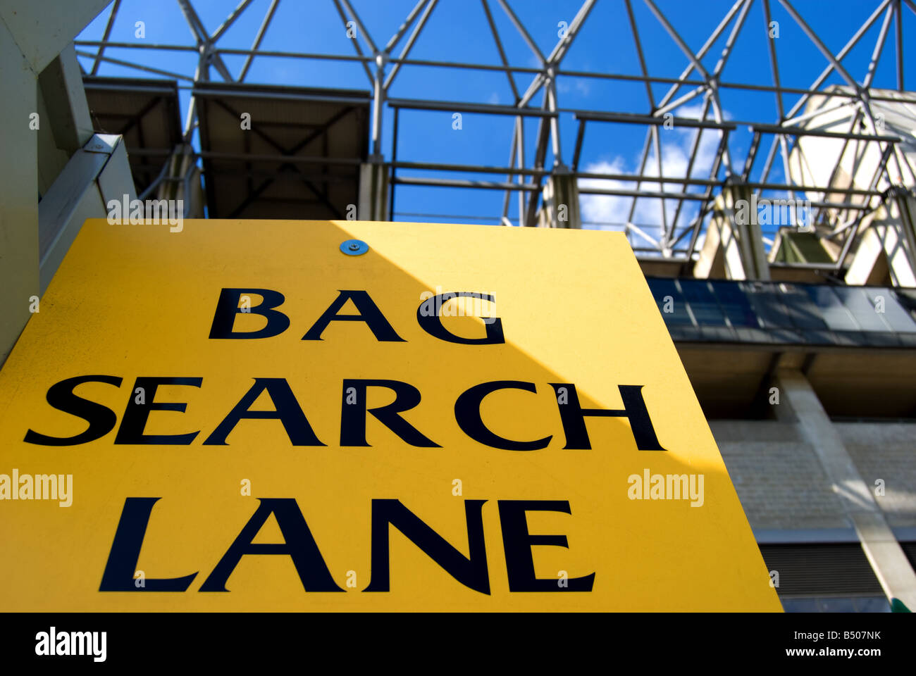 Discover 143+ bag search signage best esthdonghoadian