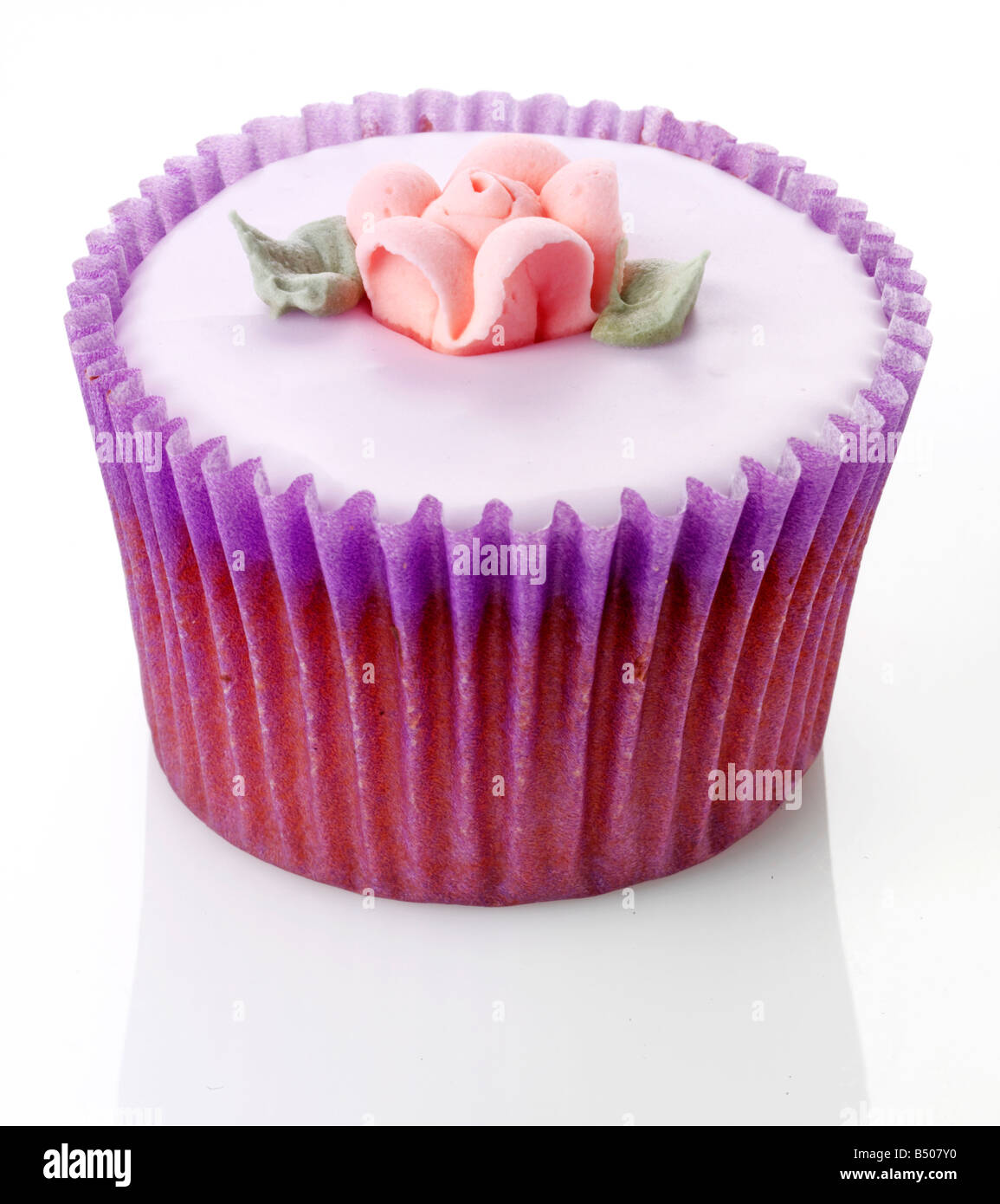 Cupcake white icing purple hi-res stock photography and images - Alamy