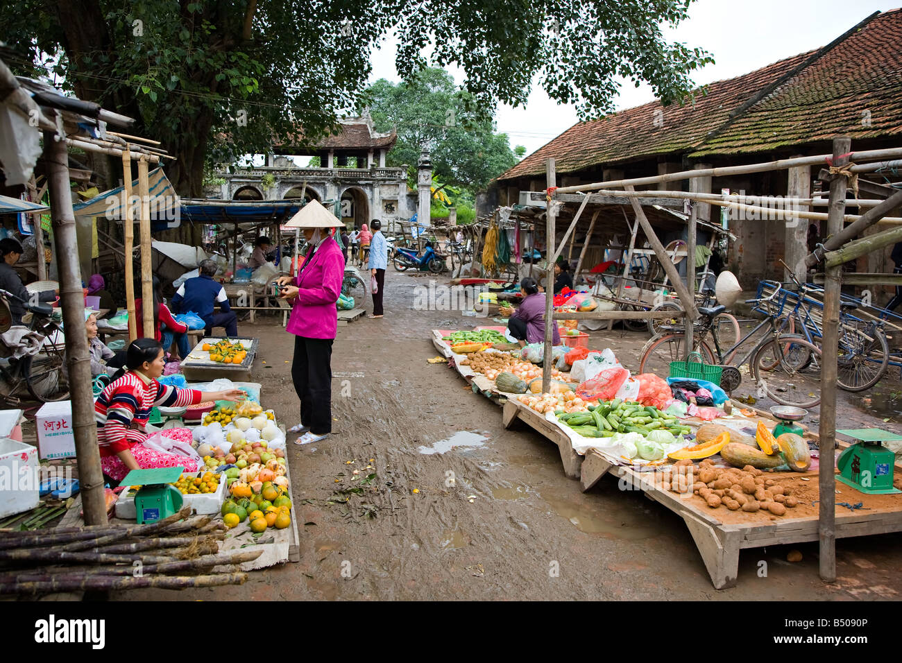 https://c8.alamy.com/comp/B5090P/view-of-an-old-traditional-village-market-B5090P.jpg