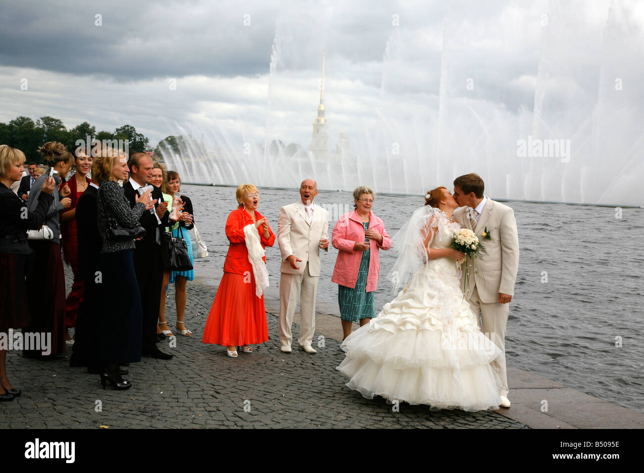 Aug 2008 - Newly married couple celebrates at Vasilevskiy island by the Neva river St Petersburg Russia Stock Photo
