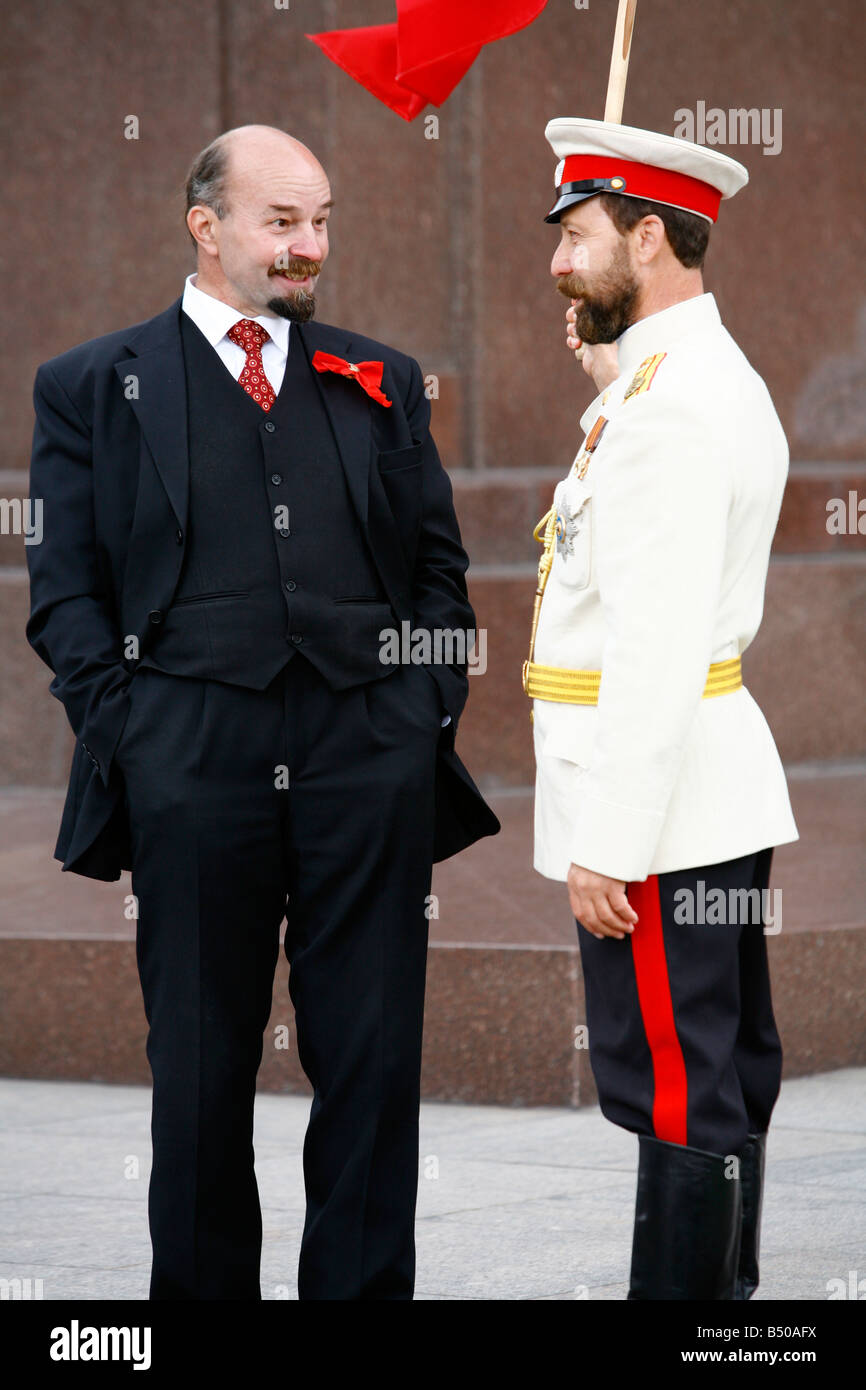 Sep 2008 - Vladimir Lenin and Tsar Nicholas II impersonators at Manezhnaya Square Moscow Russia Stock Photo