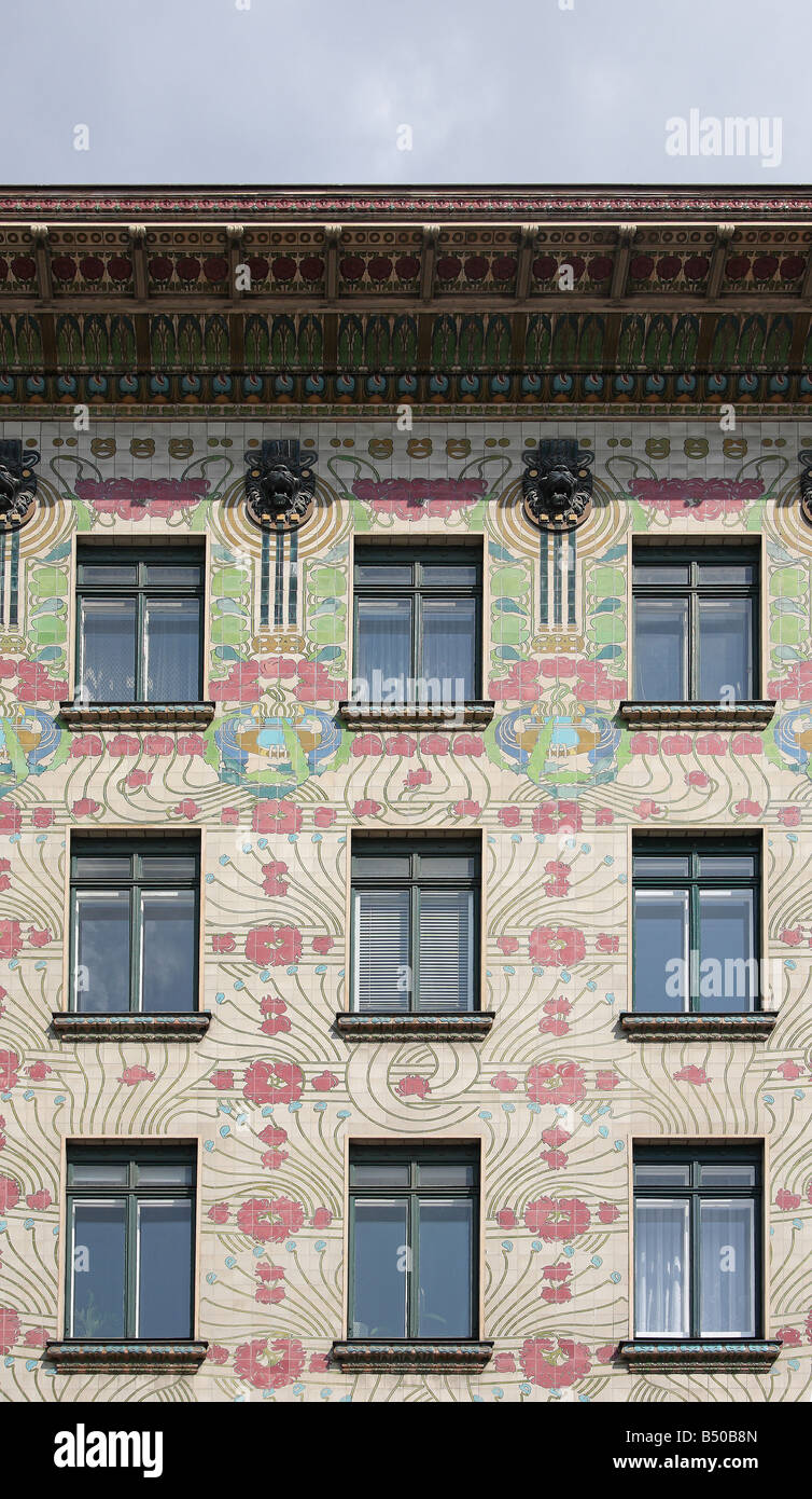 Wien, Linke Wienzeile Nr. 40, Wohnhaus von Otto Wagner 1898-1899, '''Majolikahaus'', Ranken' Stock Photo