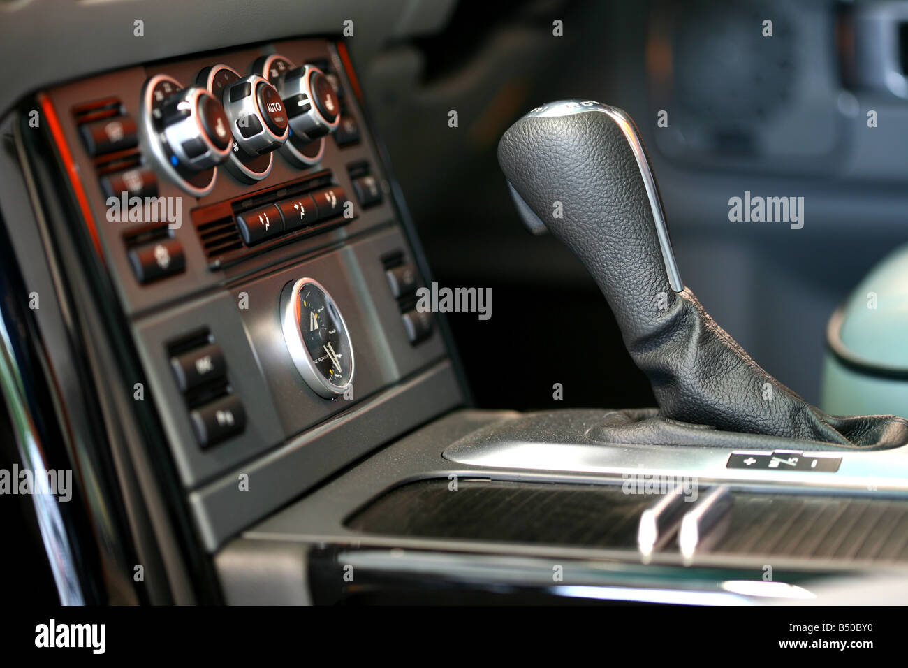 2006 Land Rover Range Rover Supercharged in Black - Gear shifter/center  console Stock Photo - Alamy
