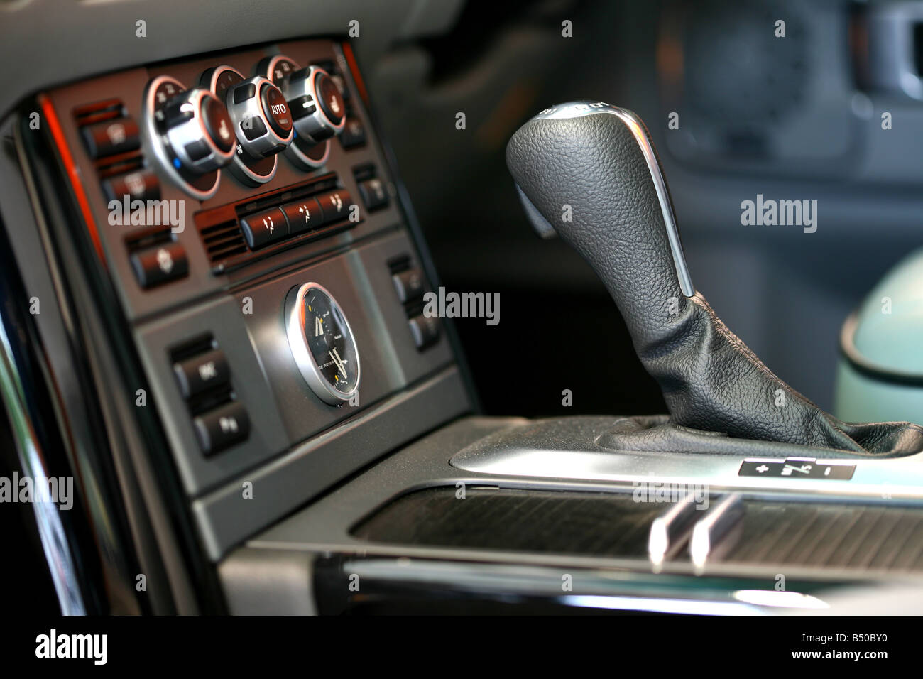 2006 Land Rover Range Rover Sport HSE in Green - Gear shifter/center console  Stock Photo - Alamy