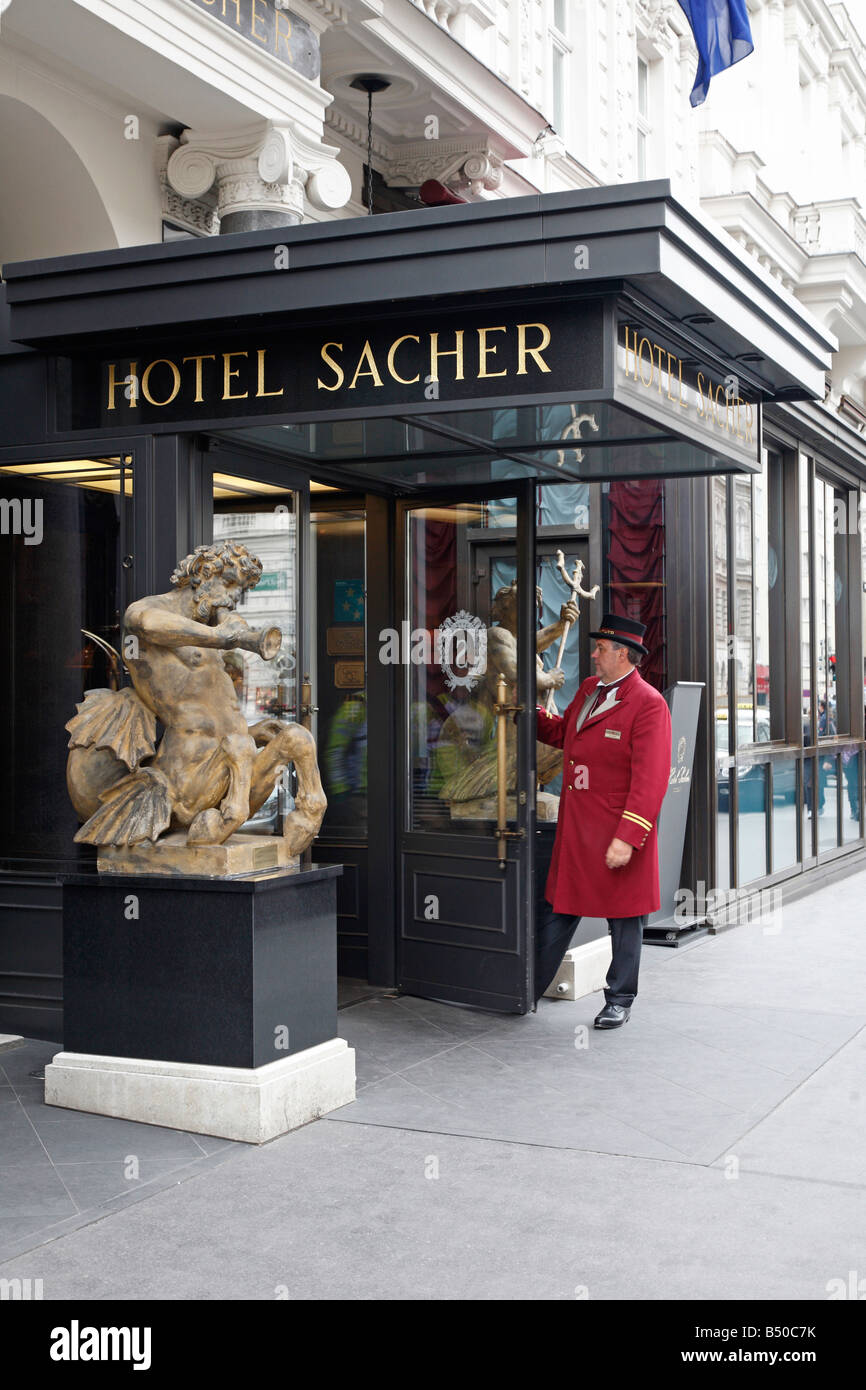 Wien, Hotel Sacher, Hotel Sacher, Eingang, Portier, Türöffner, Uniform, Dienstbereit, Concierge, Pförtner Stock Photo