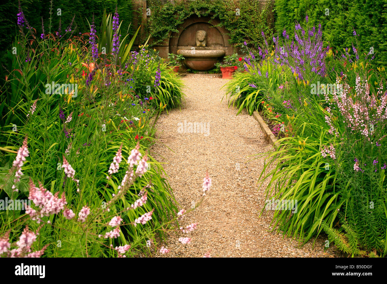 Cottage garden hi-res stock photography and images - Alamy