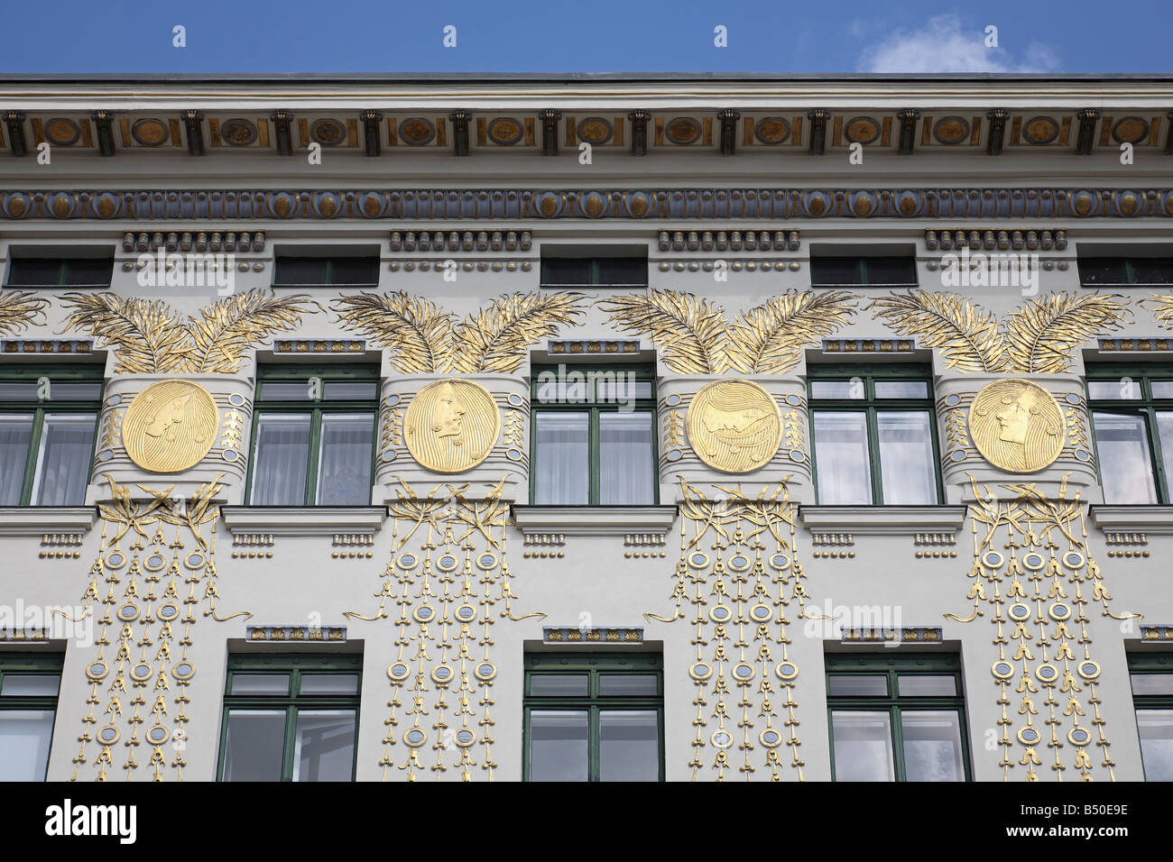 Wien, Linke Wienzeile Nr. 38, Wohnhaus von Otto Wagner 1898-1899, Goldene Medaillons von Koloman Moser Stock Photo