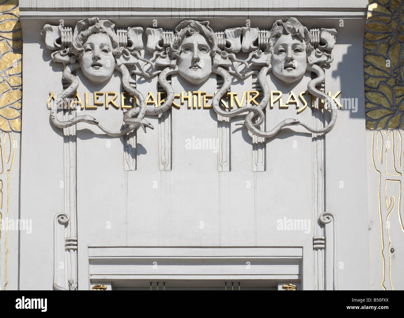 Wien Sezession Ausstellungsgebäude von Joseph Maria Olbrich 1897-1898 'Detail Eingangsseite Allegorien ''Malerei Architektur Pla Stock Photo